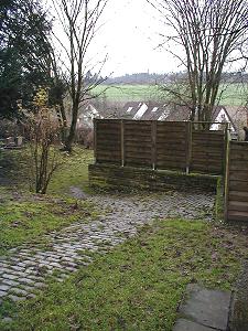 Weg zu den Urnengr&auml;bern