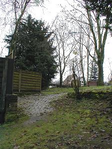 Weg zu den Urnengr&auml;bern